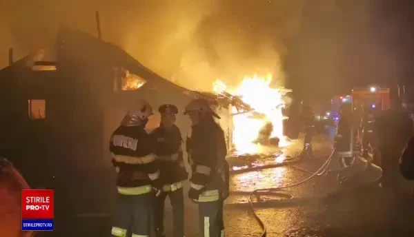 Incendiu violent în Miercurea Ciuc. Mai multe locuințe ale comunităţii de romi au fost mistuite de flăcări