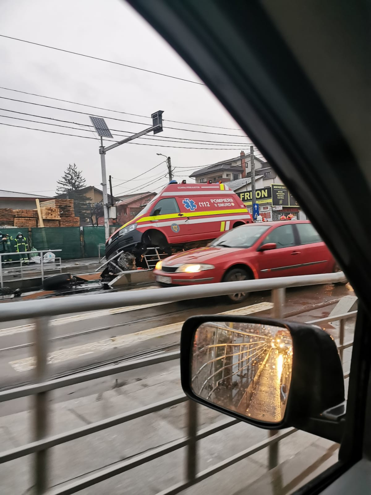 Accident cu trei victime în București, după ce o ambulanță SMURD a intrat în refugiul unui tramvai
