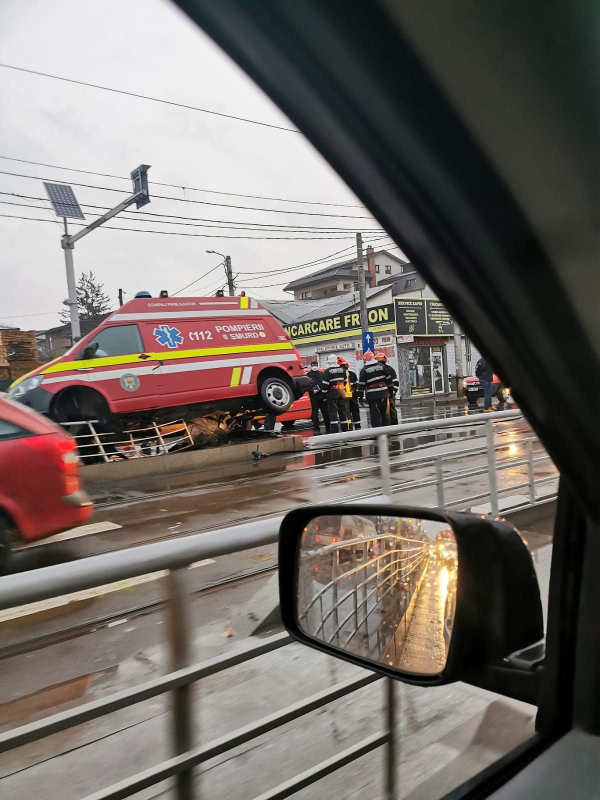 Accident cu trei victime &icirc;n București, după ce o ambulanță SMURD a intrat &icirc;n refugiul unui tramvai