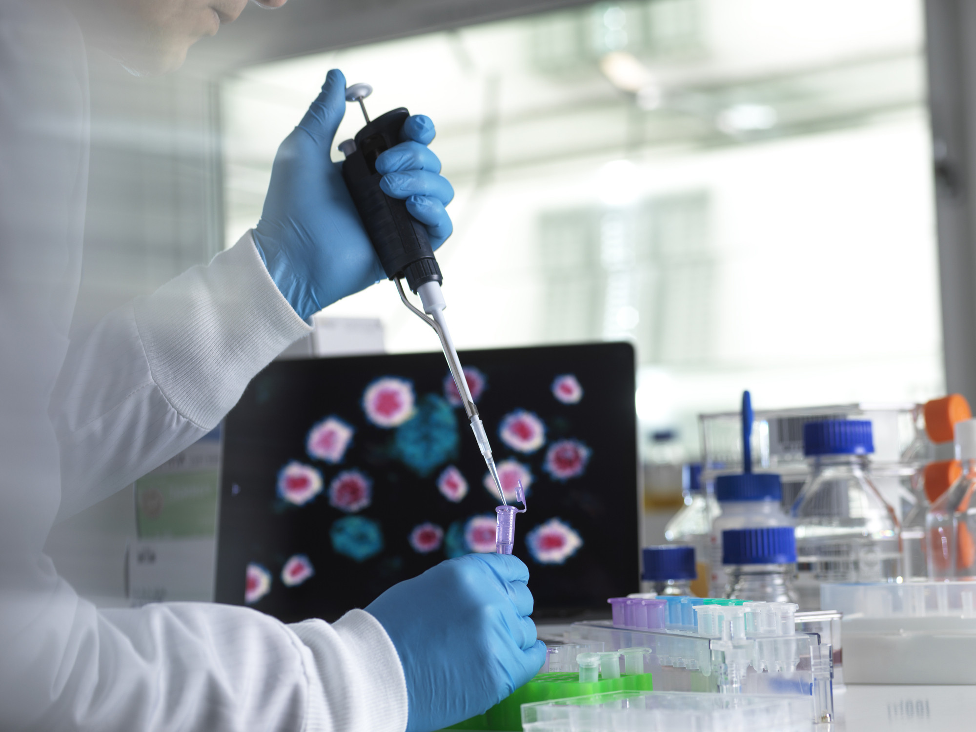 Covid-19 în Europa. Mai multe doze de vaccin Pfizer-Biontech și teama de noua „tulpină britanică”