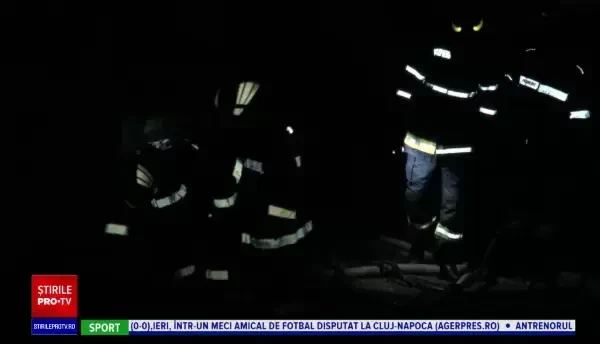 Casă mistuită de flăcări în Bacău. De la ce a pornit focul