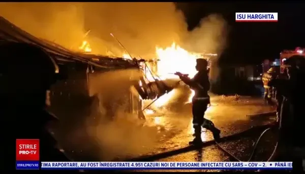 Incendiu violent în Miercurea Ciuc. Sute de oameni au rămas fără case în plină iarnă