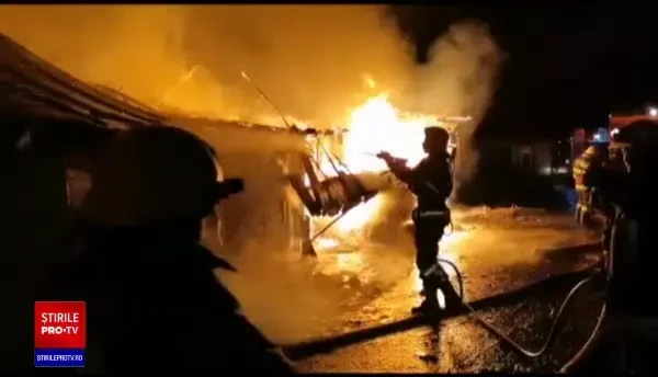 Incendiu violent în Miercurea Ciuc. Sute de oameni au rămas fără case în plină iarnă