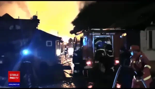 Incendiu violent în Miercurea Ciuc. Sute de oameni au rămas fără case în plină iarnă
