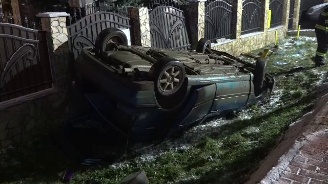 S-a răsturnat cu mașina în curbă, i-a înjurat pe martori și a fugit. Pasagerii au rămas captivit în autoturism