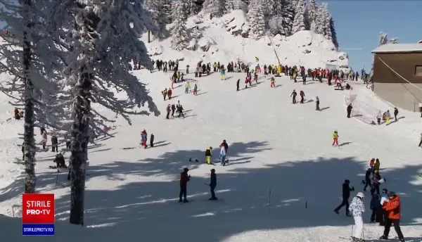 Aglomerația, la ordinea zilei pe pârtiile de schi. Surpriza de care au avut parte turiștii din Poiana Brașov