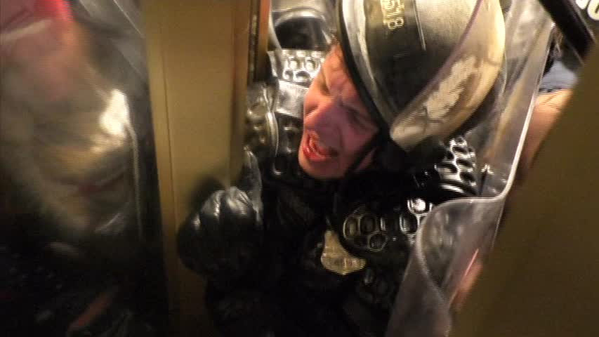 Noi imagini de la asaltul Congresului SUA. Un polițist a fost strivit de susținătorii lui Trump