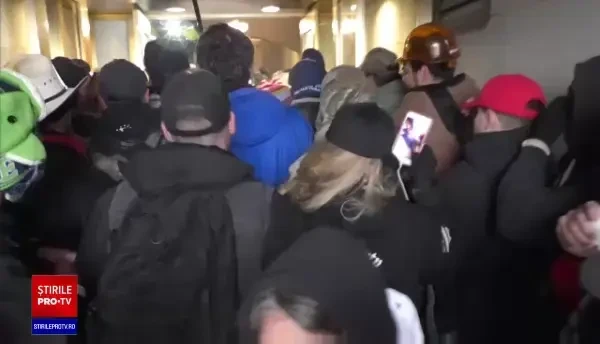 Noi imagini de la asaltul Congresului SUA. Un polițist a fost strivit de susținătorii lui Trump