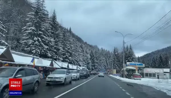 Cozi kilometrice pe DN1, după ce mii de români au ales să-și petreacă weekend-ul la munte