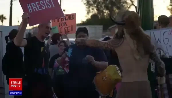 În timp ce manifestanții de la Capitoliu sunt arestați rând pe rând, Trump ar putea fi destituit