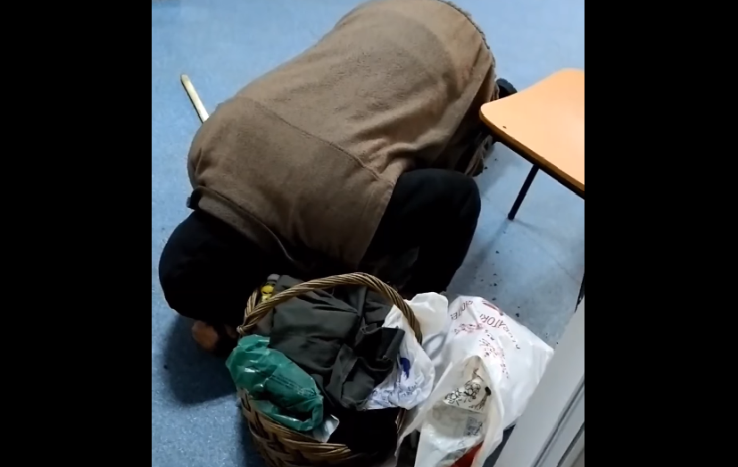 Un bătrân căzut în genunchi a fost lăsat să agonizeze mai multe ore în spitalul din Corabia. VIDEO