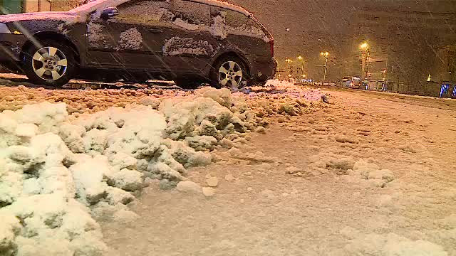 Trafic îngreunat în București din cauza ninsorii. Primăria pune la dispoziție 400 de utilaje de deszăpezire