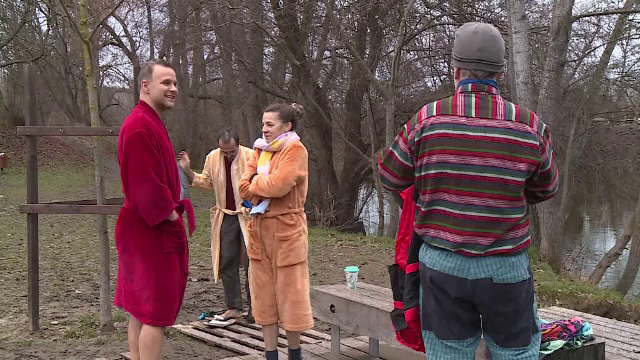 Scăldatul în apa rece ca gheața, o activitate tot mai populară în Cehia