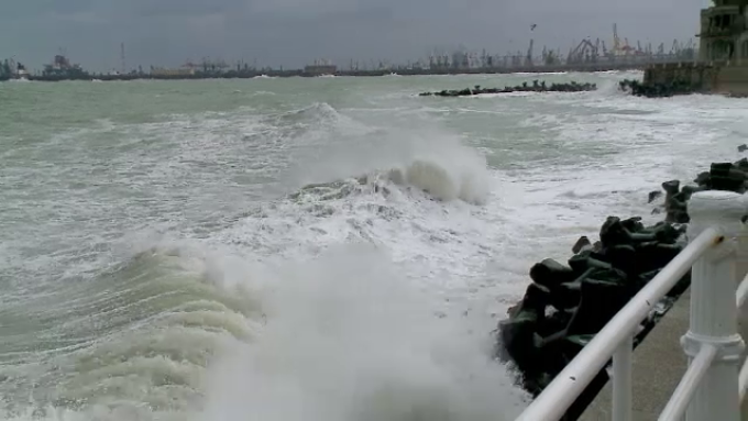 Furtună puternică la malul mării. Rafale de 60 km/h și valuri de peste 4 metri în larg