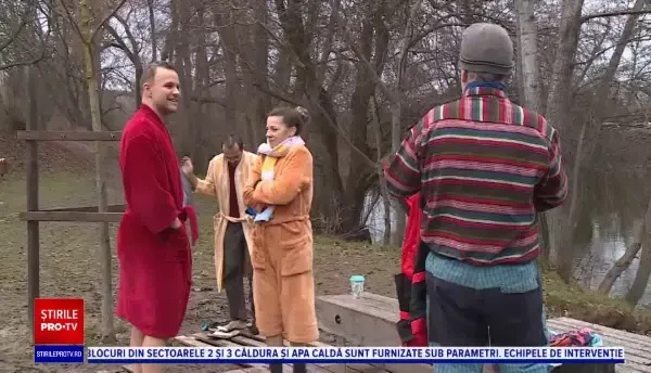 Scăldatul în apa rece ca gheața, o activitate tot mai populară în Cehia