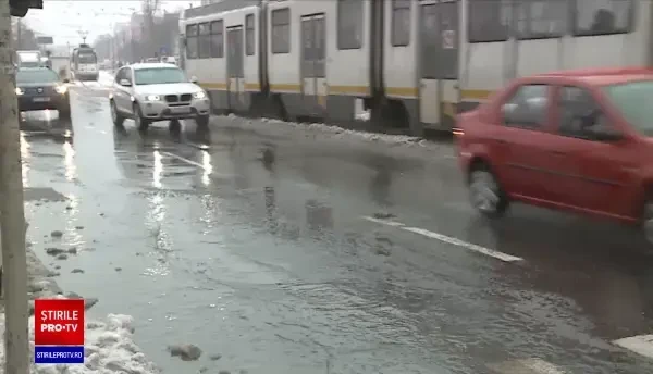 Ninsoarea a făcut din nou probleme în București. Tramvai deraiat și sute de blocuri fără apă caldă și căldură