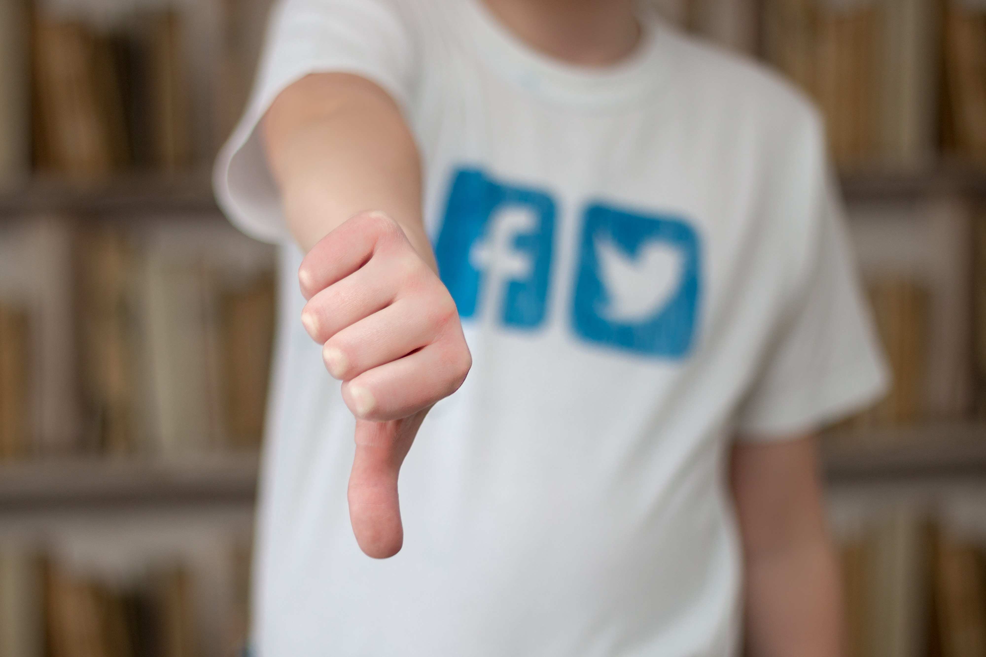 Angajații Facebook, avertizați să nu se afișeze în public cu logo-ul companiei. Care e explicația