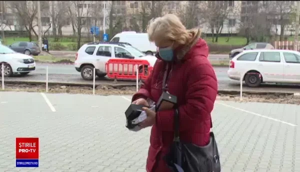 O pensionară din Galați a comandat un iPhone de 6.700 lei. Ce surpriză a avut când a deschis cutia