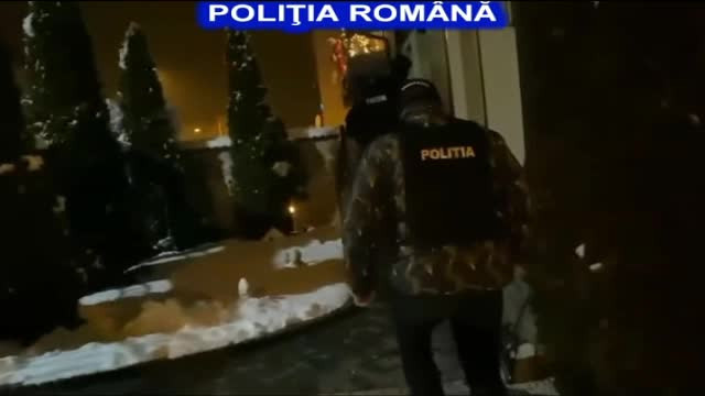 Trei bărbați din Sibiu au cumpărat telefoane scumpe cu bani falși. Ce făceau cu ele
