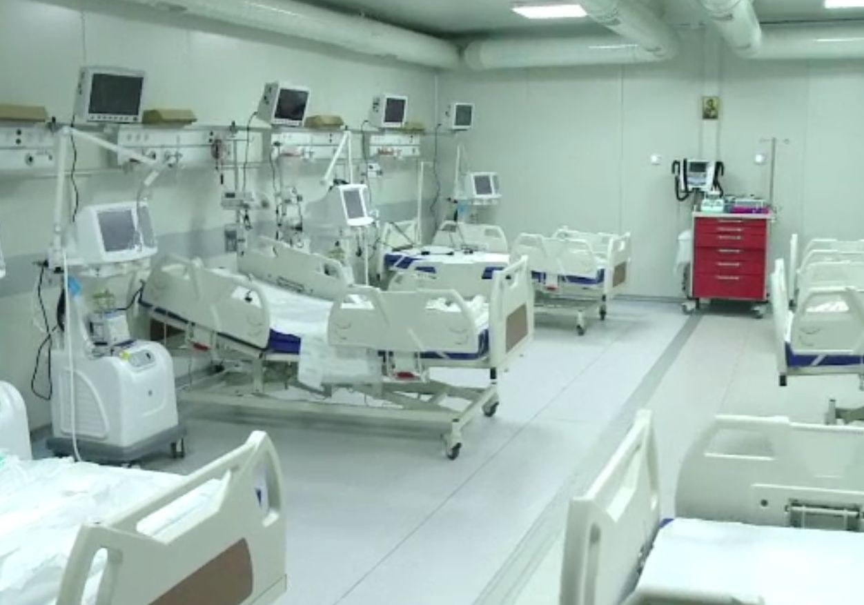 Pacienții COVID de la Spitalul de psihiatrie din Sibiu, mutați în containere. Clădirea este din 1898