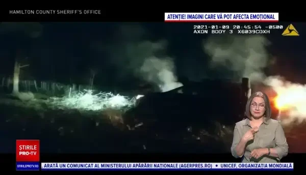 O femeie a fost salvată de la moarte de doi polițiști care au scos-o din mașina în flăcări