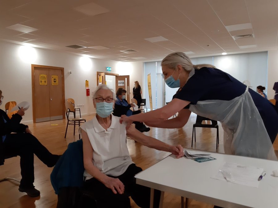 O femeie de 101 ani, supravieţuitoare a gripei spaniole, vaccinată împotriva maladiei COVID-19