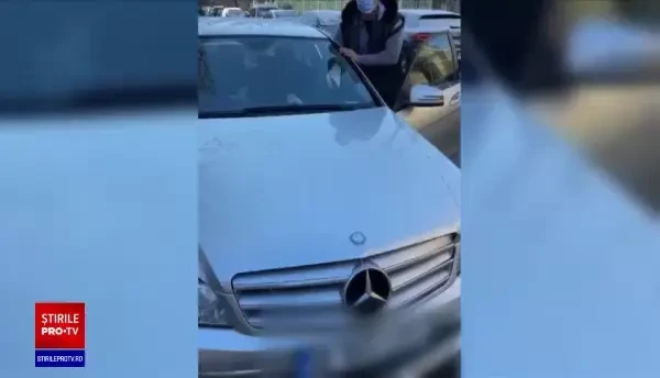 Bărbat filmat când dă cu mașina peste un cărucior în care se afla un bebeluș. Nu ar fi la prima abatere