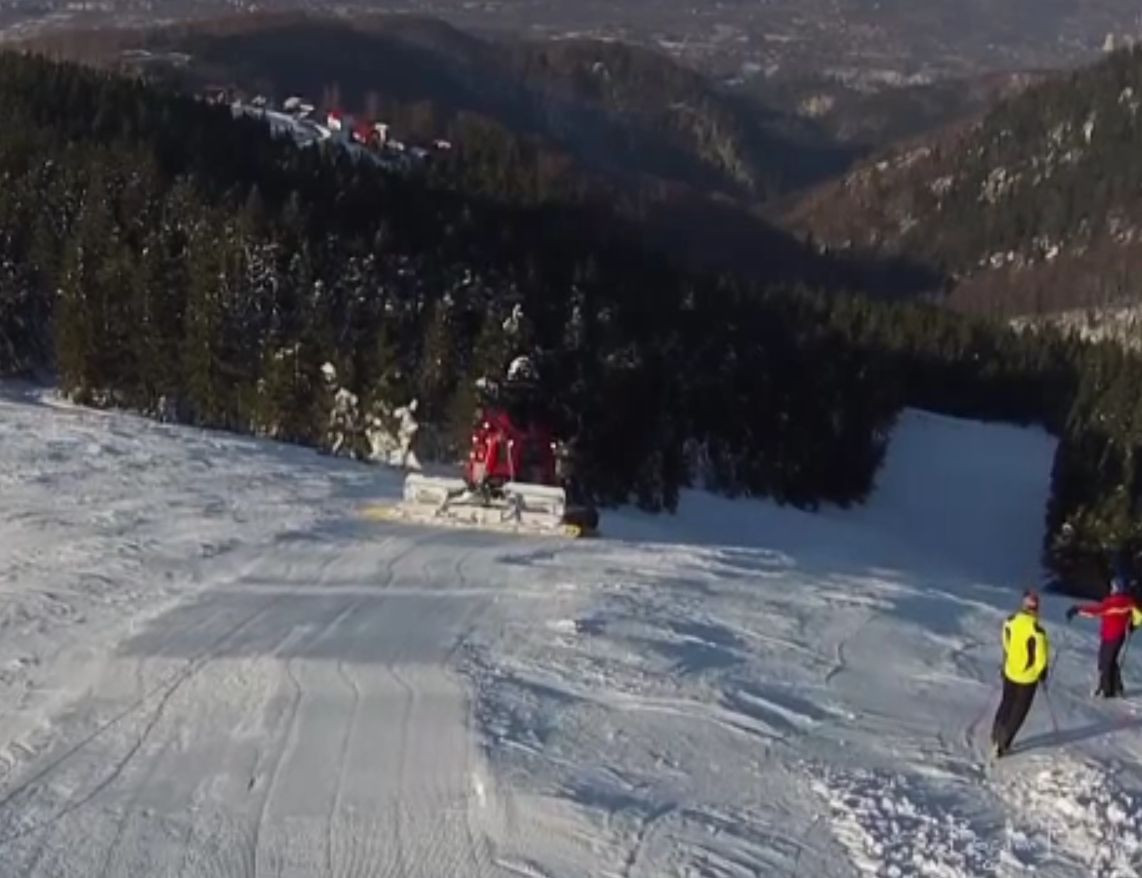 Straja, stațiunea unde se poate schia pe un munte întreg. Este plină de turiști în aceste zile