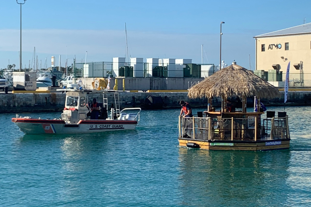 Un bărbat beat din Florida a furat un bar plutitor. Reacția autorităților