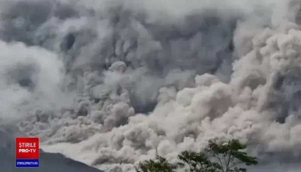 Vulcanul indonezian Semeru a început să erupă. Coloane de fum de până la 5.600 de metri