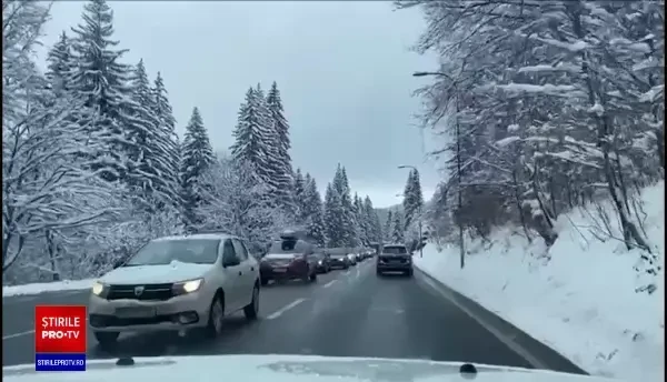 Aglomerație la munte, după ninsorile din ultimele zile. Coada de mașini spre Poiana Brașov, de 3 kilometri