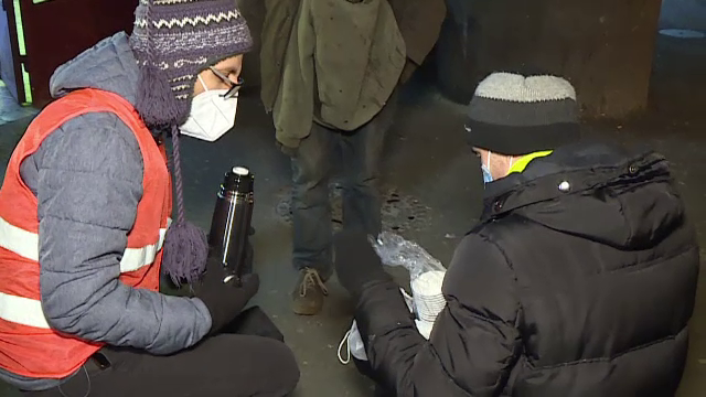 Ajutor pentru oamenii străzii, în cea mai geroasă noapte a iernii. Majoritatea refuză să meargă în centrele sociale