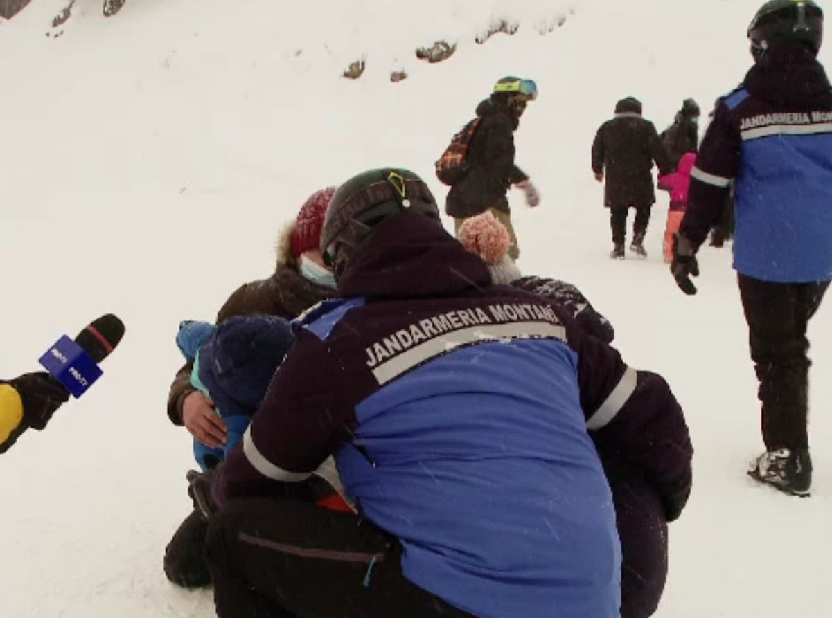 Aglomerație la munte, pe un ger pătrunzător. Echipajele de urgență abia au făcut față solicitărilor