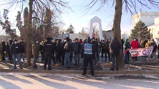 Sute de oameni au protestat în Galați, nemulțumiți de majorarea impozitului pe autoturisme: „O mutăm pe alt județ”