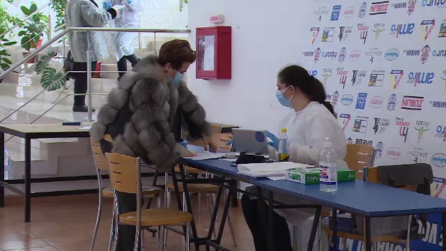 Cei vaccinaţi în Galați au primit bilete scrise de mână, pentru că platforma nu funcționa