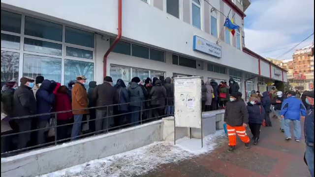 Sute de oameni, înghesuiți la coadă la Taxe și Impozite în Botoșani. Au intervenit forțele de ordine