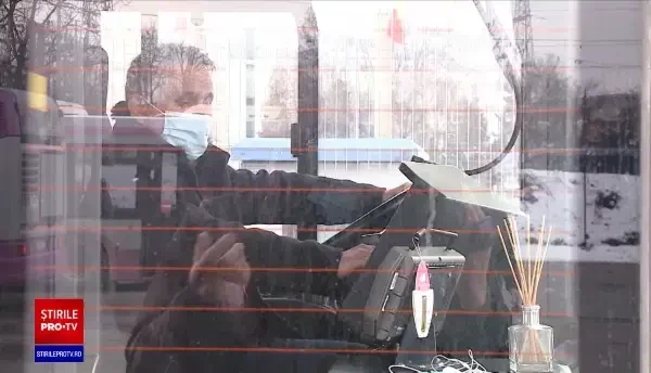 Un bărbat a găsit 3.000 de lei în fața unei bănci din Cluj-Napoca și a mers direct la poliție