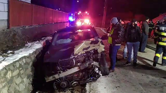 Impact violent pe o șosea din Argeș. O mașină a fost aruncată în șanțul de pe marginea drumului