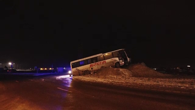 Un autocar a ajuns pe un morman de zăpadă, în mijlocul unui sens giratoriu. Vehiculul ar fi derapat pe șoseaua alunecoasă