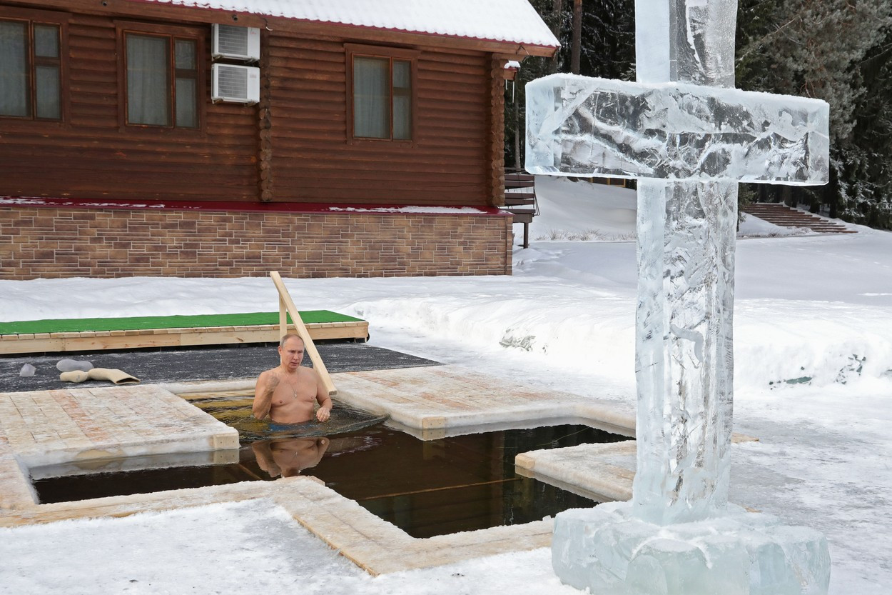VIDEO. Putin a intrat la bustul gol în apă, într-o spărtură de gheață în formă de cruce