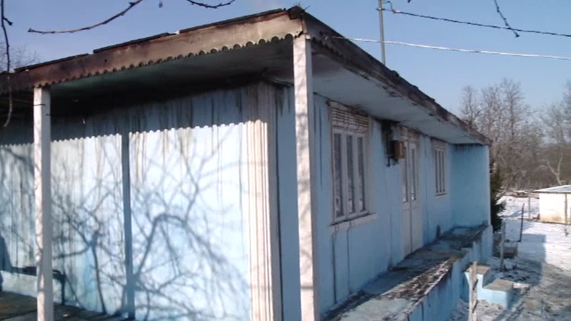 Acoperișul casei în care trăia bătrân de 91 de ani, mistuit de flăcări. Gestul de solidaritate al sătenilor