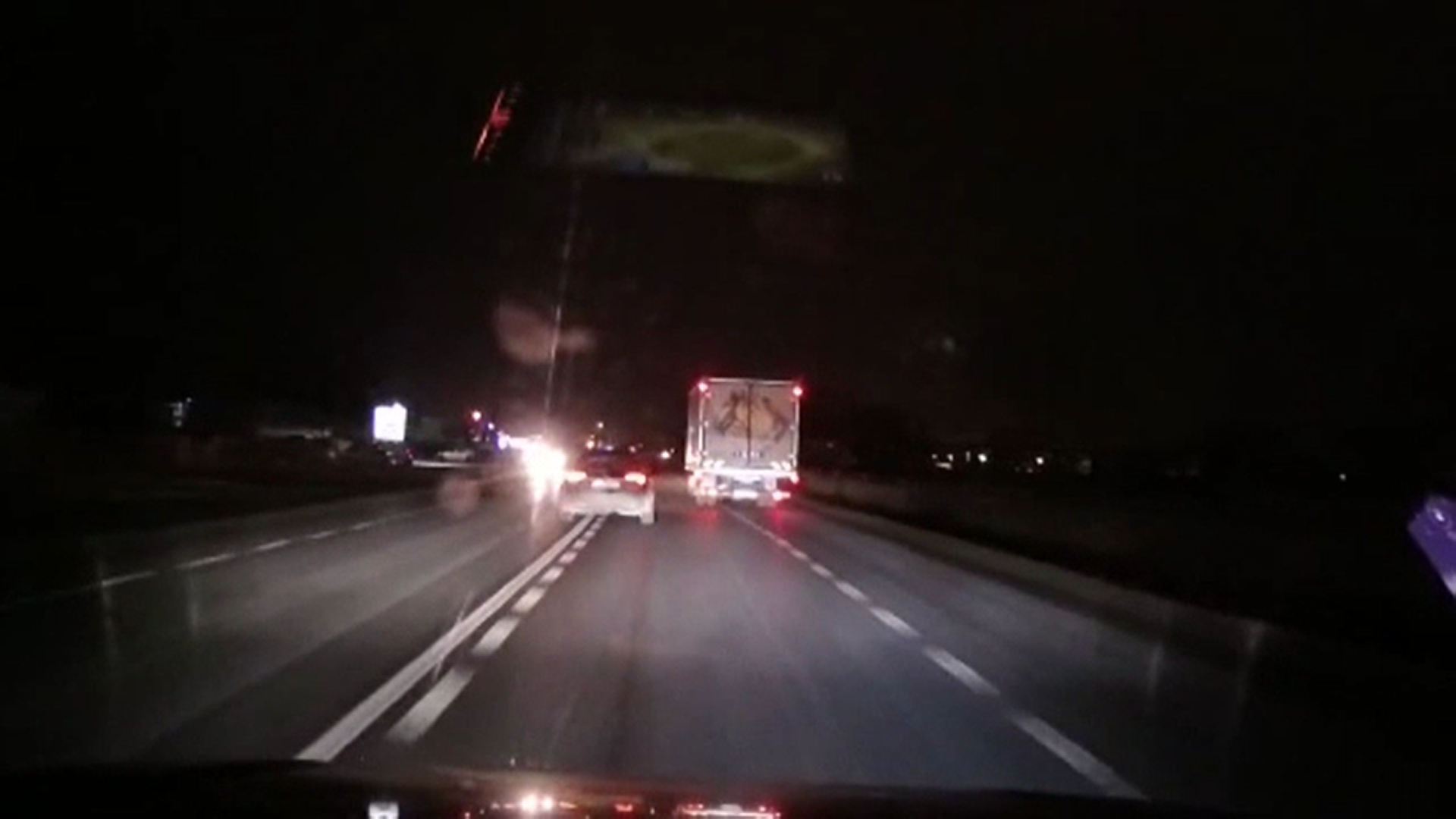 Urmărire în trafic în Vrancea. Un cetăţean străin a lovit o mașină și a fugit de la locul accidentului