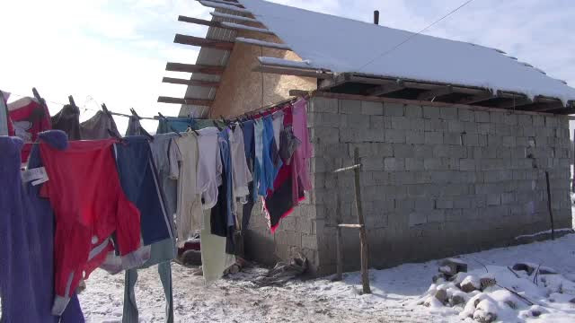 Bebeluș mort într-un incendiu la o zi după botez. Jarul căzut din sobă a aprins camera