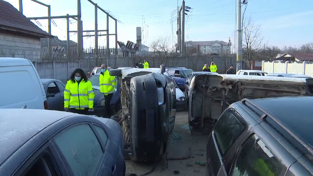 Reacțiile unor bărbați care dezmembrau mașini în curte când a venit Garda de Mediu