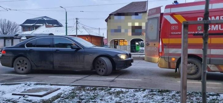 Ambulanță SMURD care prelua un bolnav in comă, blocată de un BMW