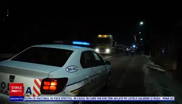 Două grinzi din beton armat, transportate de un autocamion, s-au răsturnat și s-au oprit în 2 case