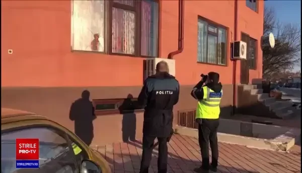 Un individ a spart cu toporul geamurile unui magazin din Dâmbovița