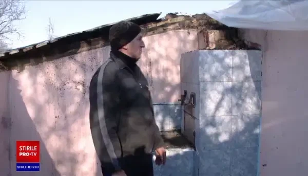 Acoperișul casei în care trăia bătrân de 91 de ani, mistuit de flăcări. Gestul de solidaritate al sătenilor