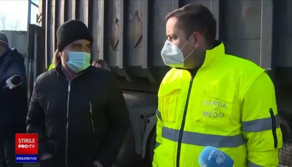 Reacțiile unor bărbați care dezmembrau mașini în curte când a venit Garda de Mediu