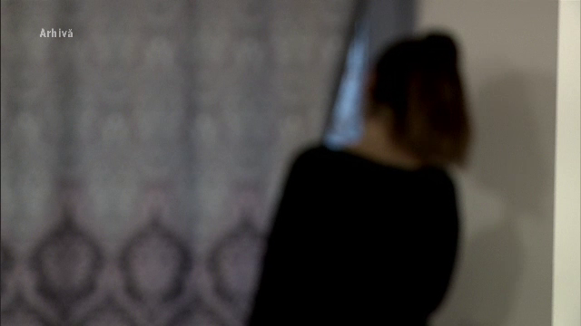 O femeie din Vaslui a sunat la 112 după ce i-a spart capul fiicei sale cu handicap. Ce s-a întâmplat cu cei 4 copii ai săi